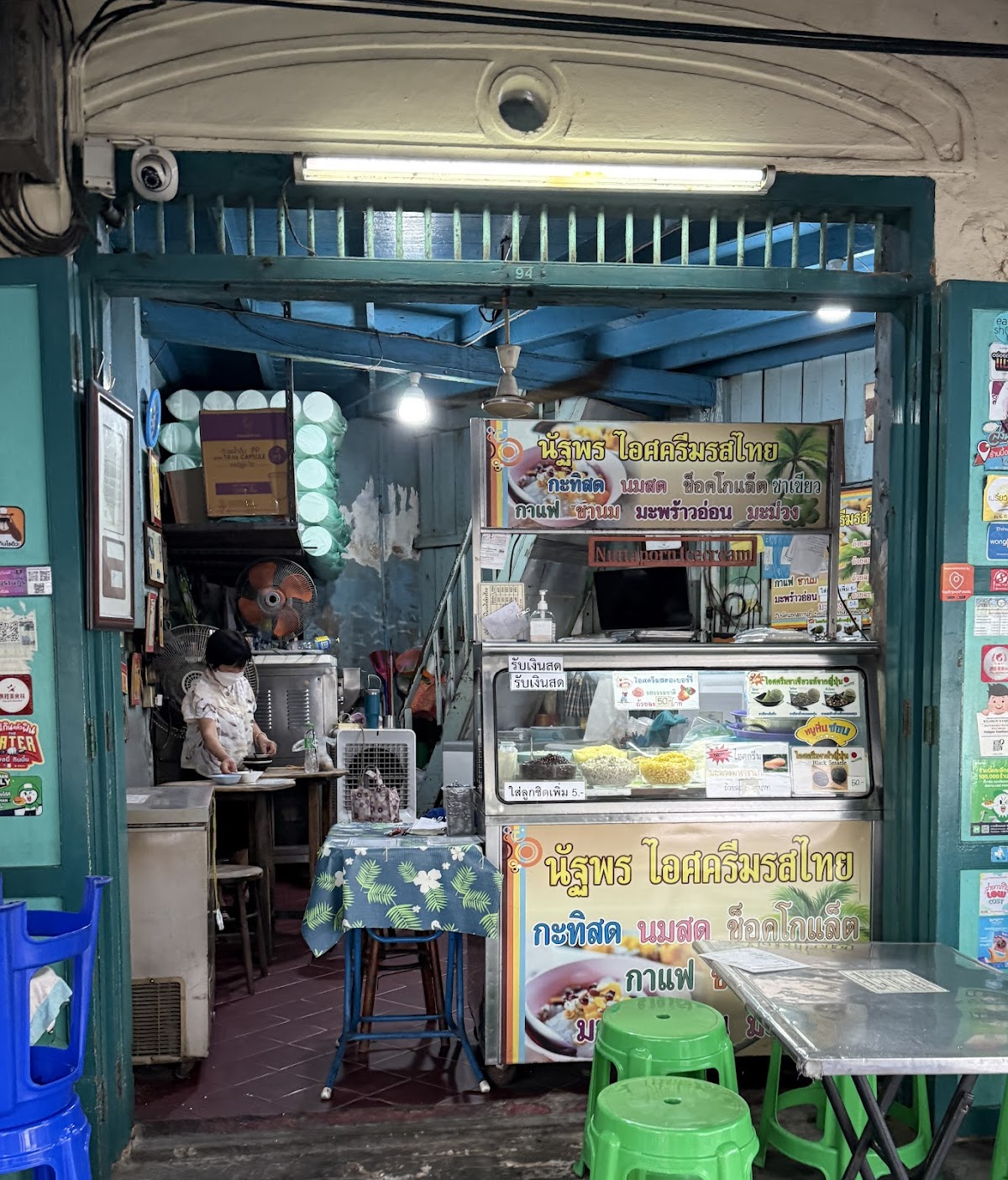 Natthapon fresh coconut ice cream นัฐพรไอศครีมกะทิสด